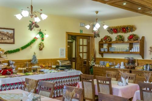 מסעדה או מקום אחר לאכול בו ב-Willa Roztoka & SPA - idealne miejsce dla Twojej rodziny