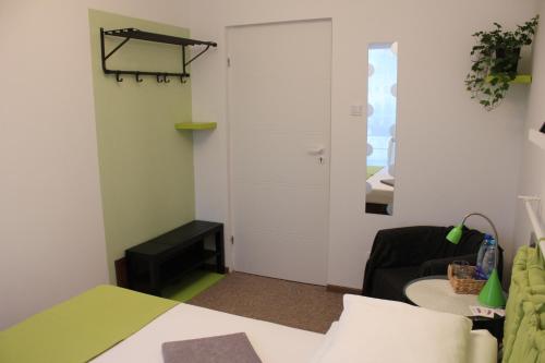 Ένα ή περισσότερα κρεβάτια σε δωμάτιο στο Kolorowa Guest Rooms