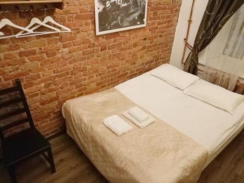 Posto letto in camera con muro di mattoni di Antre Hotel a San Pietroburgo