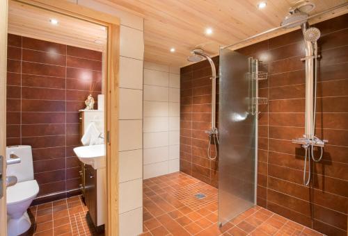 a bathroom with a shower and a toilet and a sink at Villa Älgen in Bamböle