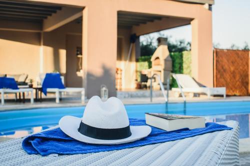 Imagen de la galería de Villa Felenia - Private Pool, en Vryses