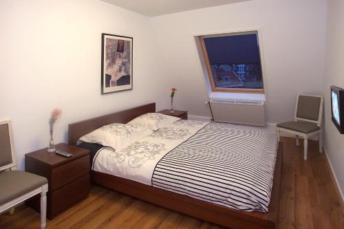 a bedroom with a bed and a window at Floli Gasthuis in Volendam