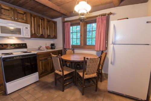 Pine Mountain State Resort Parkにあるキッチンまたは簡易キッチン
