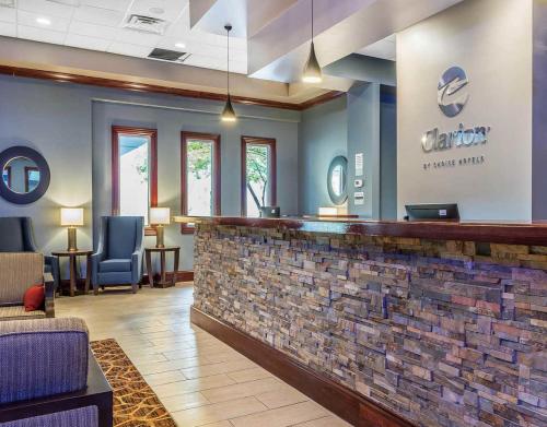 Ruang duduk di Clarion Inn Belle Vernon