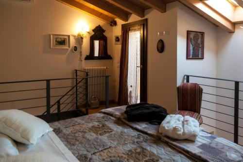 ein Schlafzimmer mit einem großen Bett in einem Zimmer in der Unterkunft Casa Del Sole in Gavardo