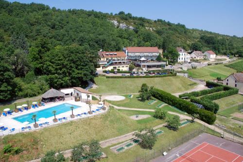 Chassey-le-Camp的住宿－羅曼營地酒店，享有带游泳池的房屋的空中景致