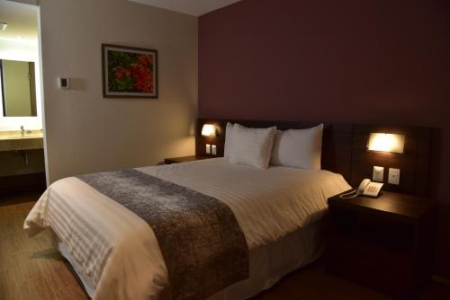 En eller flere senge i et værelse på Lithio Hotel