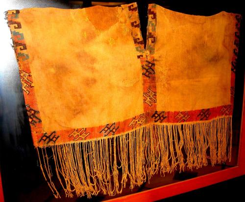 a rug with fringe on it sitting on a shelf at Hotel Riviera Inka Paracas in Paracas