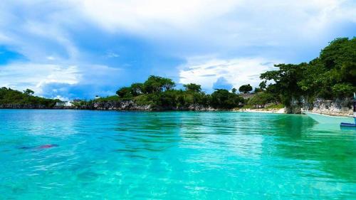 a view of the blue water of a beach at Guanna's Place Room and Resto Bar in Malapascua Island