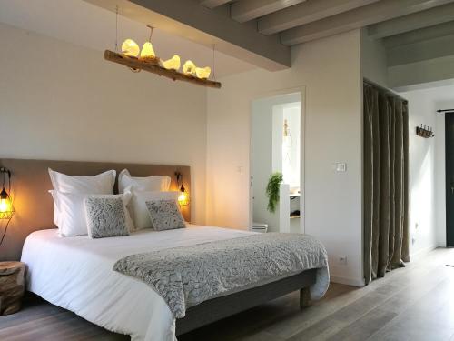 Un pat sau paturi într-o cameră la Le Nid de l'Erdre