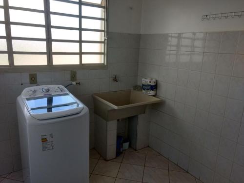 A bathroom at Ed. Profº Manoel Vaz Lobo