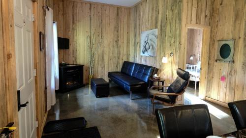 A seating area at Chalets du Domaine Yamaska