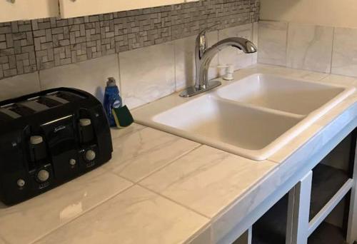 um balcão de cozinha branco com um lavatório e uma torradeira em Mercer Lake Resort and Private Beach em Florence