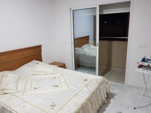 a bedroom with a bed and a mirror at Appartement S+1 Jardin De Carthage in Tunis