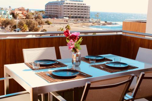 Sea View Apartment in El Médano with pool & private parking space
