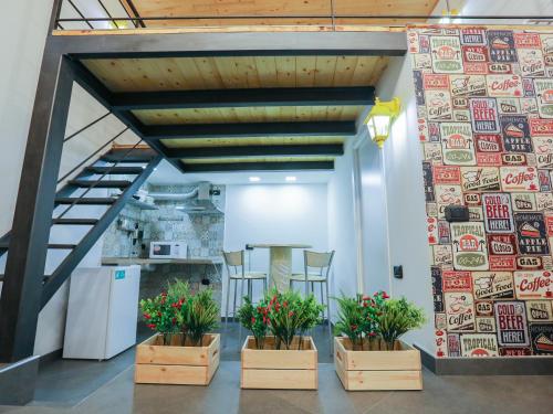 een kamer met drie krukken en bloemen in dozen bij Santa Chiara Maison in Napels