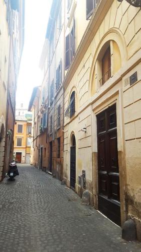 an alley with a building and a cobblestone street at Guest House o Affittacamere Magenta Fico 2 in Rome