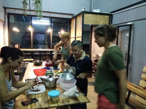 Επισκέπτες που μένουν στο Asleep Hostel