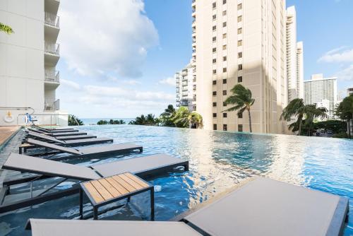 'Alohilani Resort Waikiki Beach tesisinde veya buraya yakın yüzme havuzu