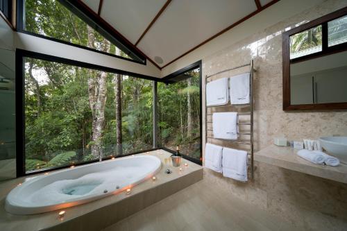 Bilik mandi di Crystal Creek Rainforest Retreat