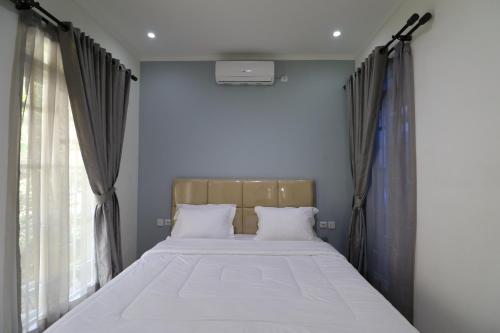 Tempat tidur dalam kamar di Diyar Villas Puncak M6-11