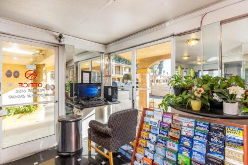 Colonial Pool & Spa Motel – Photos 3