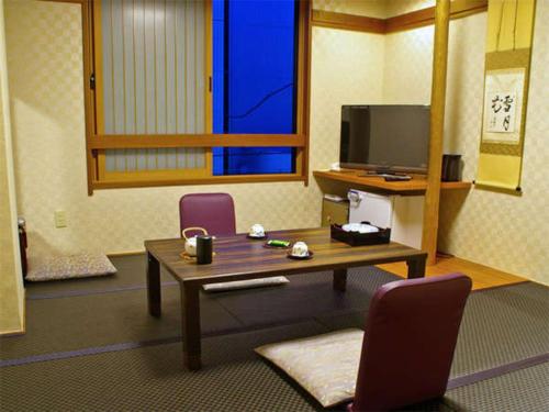 TV a/nebo společenská místnost v ubytování Satomo Ryokan