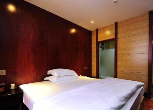 מיטה או מיטות בחדר ב-JUNYI Hotel Guizhou Guiyang Bageyan Road