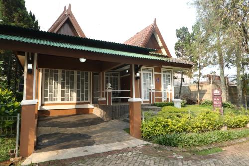a small house with a pathway leading to it at Diyar Villas Puncak M6/12 in Puncak