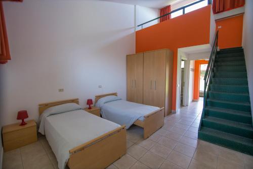 チニゼッロ・バルサモにあるLa Cordata Accommodation - Brodolini 24のベッドルーム1室(ベッド2台付)、階段