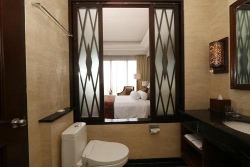 A bathroom at The Sunan Hotel Solo