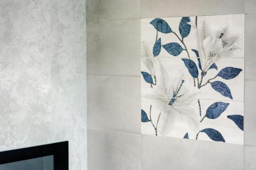 a wall with a painting of flowers on it at Green World Grand NanJing in Taipei