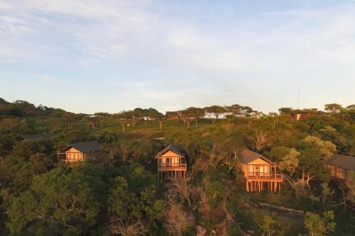 una vista aerea sui cottage su una collina di Muluwa Lodge a White River