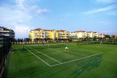 Tennis ja/või seinatennis majutusasutuses Skiper Apartments & Golf Resort või selle läheduses