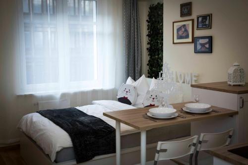 una camera con letto, tavolo e finestra di Amazing Apartment, City Centre, Modern, Elegant, Cozy a Cracovia