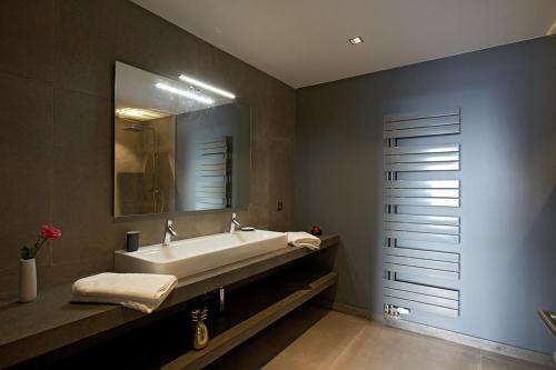 ラルプ・デュエズにあるOdalys Chalet Nuance de blancのバスルーム(洗面台、鏡付)