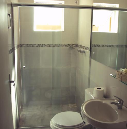 Un baño con ducha, inodoro y lavabo. en Crigial Hotel, en Jaguarão