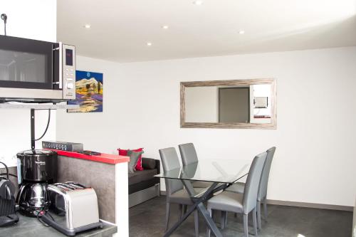 d'une salle à manger avec une table, des chaises et une télévision. dans l'établissement Les pirondeaux, à Rocamadour