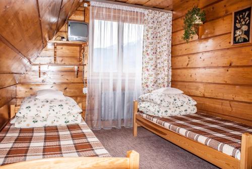 コシチェリスコにあるApartament MAŁYのベッドルーム1室(ベッド2台、窓付)
