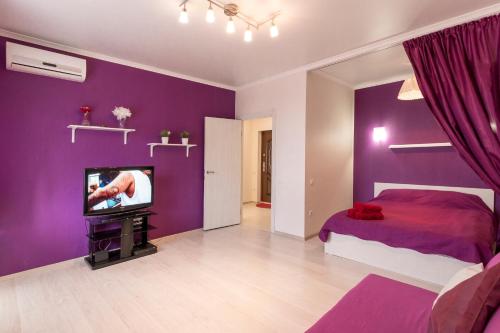 クラスノダールにあるLux na Festivalnom 5の紫色のベッドルーム(ベッド1台、テレビ付)