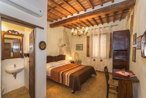 een slaapkamer met een bed en een wastafel in een kamer bij B&B due Borghi 3 in Pisa