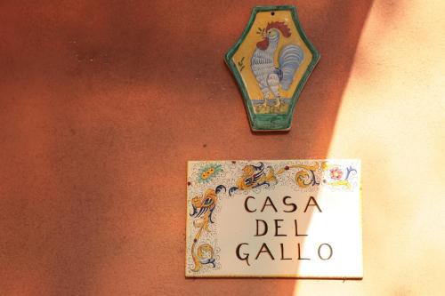 a sign that says casa del gallo on a wall at Malvarina in Capodacqua