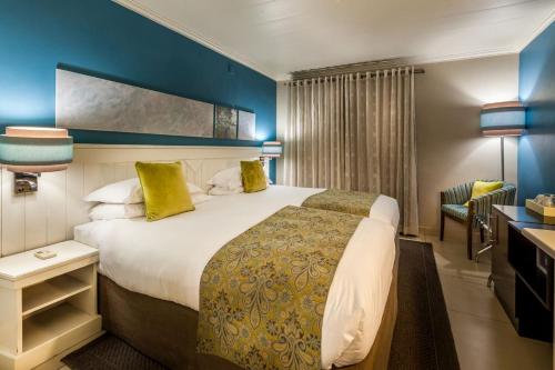 Katil atau katil-katil dalam bilik di Peermont Metcourt Hotel