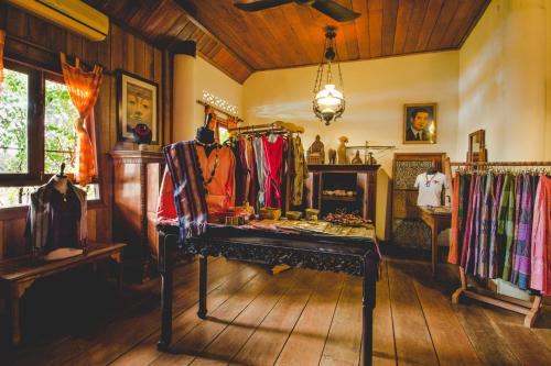 a room with a table with clothes on display at Terres Rouges Lodge in Banlung