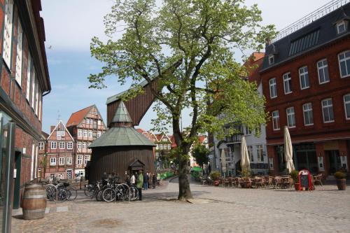 a building in a city with bikes parked around it at Altstadtferienwohnung Stade-Cozy Home -ein zweites Zuhause finden in Stade