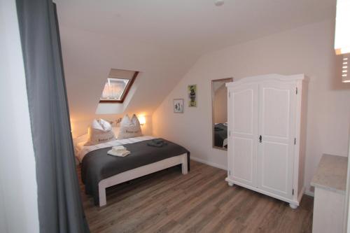 a bedroom with a bed and a closet in a room at Altstadtferienwohnung Stade-Cozy Home -ein zweites Zuhause finden in Stade