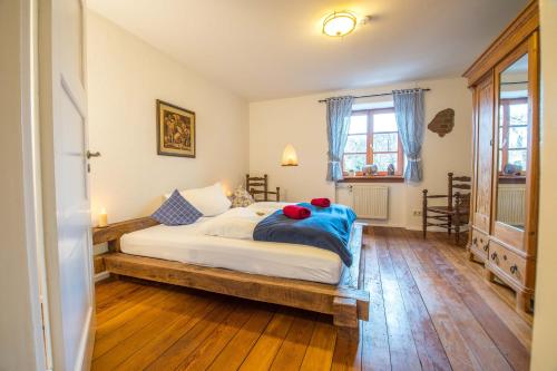 1 dormitorio con 1 cama y suelo de madera en Schloss Auerbach Große Ferienwohnung, en Bensheim