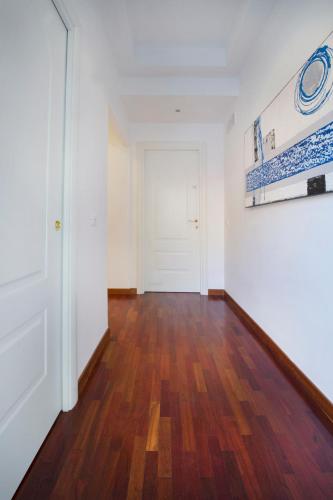 an empty room with wood floors and a white wall at Hotel Quadrifoglio Roma Eur in Mostacciano 