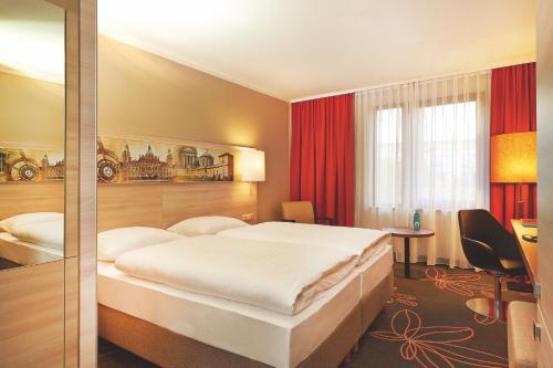 En eller flere senge i et værelse på H+ Hotel Hannover