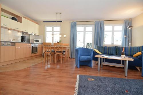 eine Küche und ein Wohnzimmer mit einem Sofa und einem Tisch in der Unterkunft Villa Seerose - Appartement 07 in Ostseebad Sellin